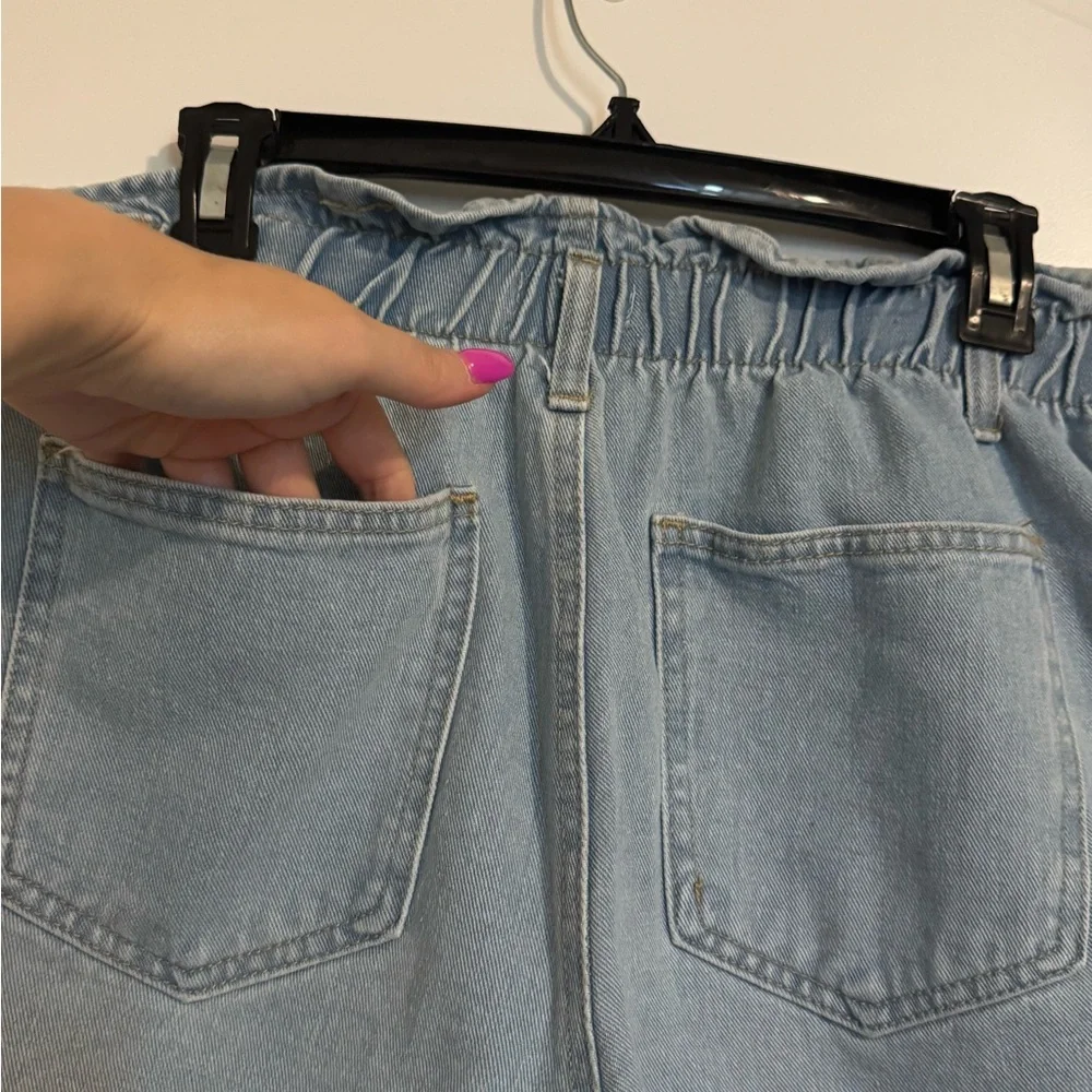 Light Medium WashDenim High-Waisted Stretch Women Jean Shorts - Picture 3 of 7